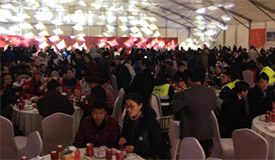 千人年夜飯 雪夜共團圓1月25日傍晚，春秋航空市場管理部營銷處經理陳艷，作為愛心企業代表受邀出席了這樣一場“特殊”的宴會——上海城市建設者千人年夜飯。