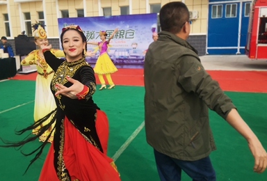 公众跟随维吾尔族姑娘曼妙的舞姿，共同舞动起来